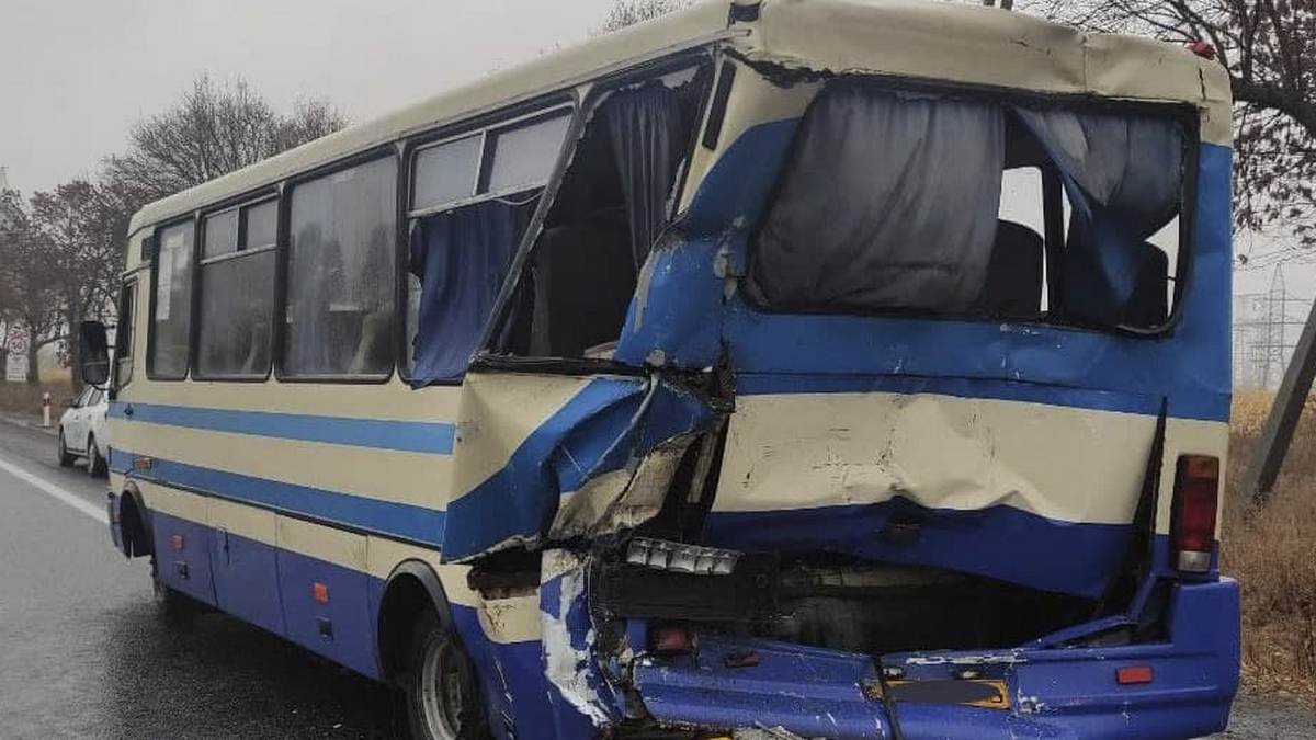 На трассе столкнулись автобус «Днепр – Каменское» и грузовик: двое пострадавших