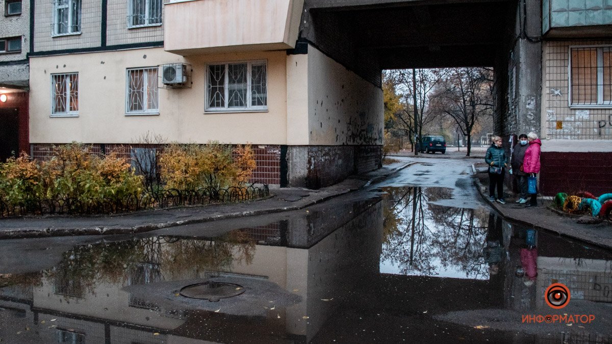В Днепре на Янтарной под жилым домом прорвало трубу тепломагистрали: люди остались без отопления