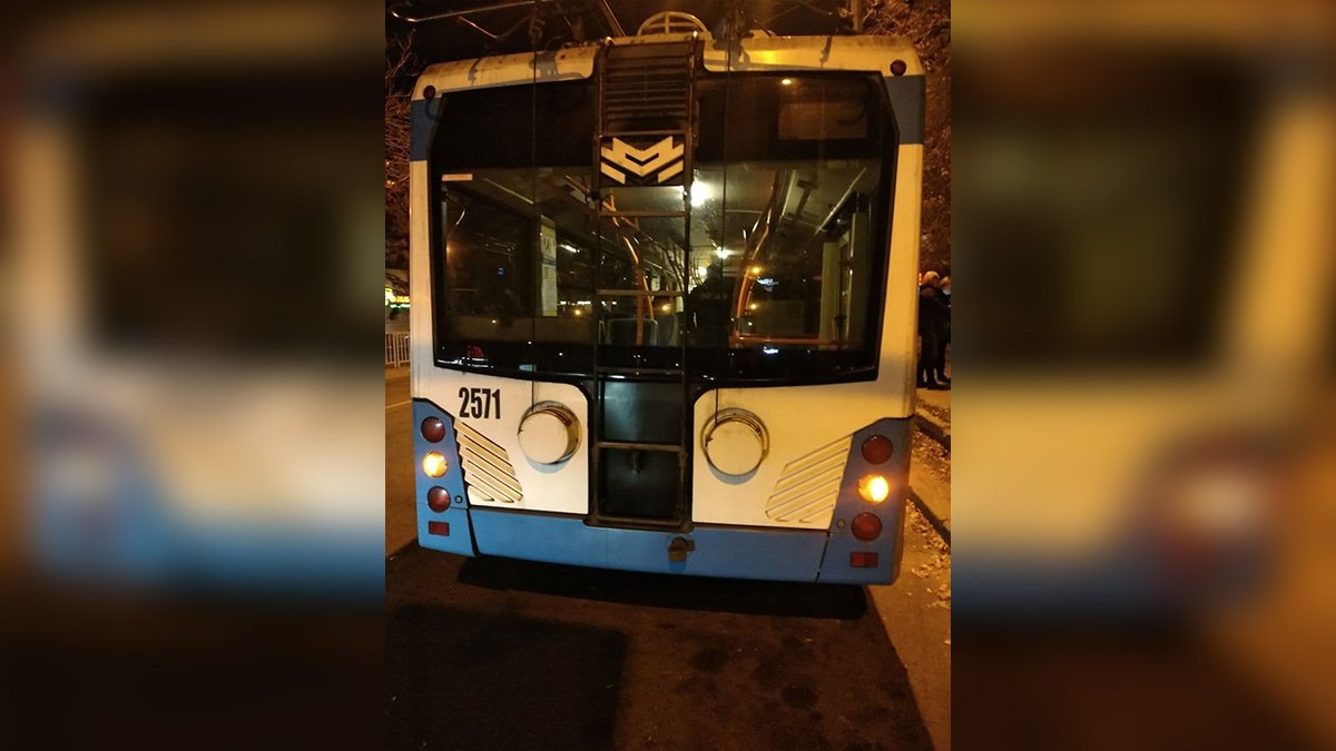 В Днепре составили протокол на водителя троллейбуса, который задержал вооруженного пассажира