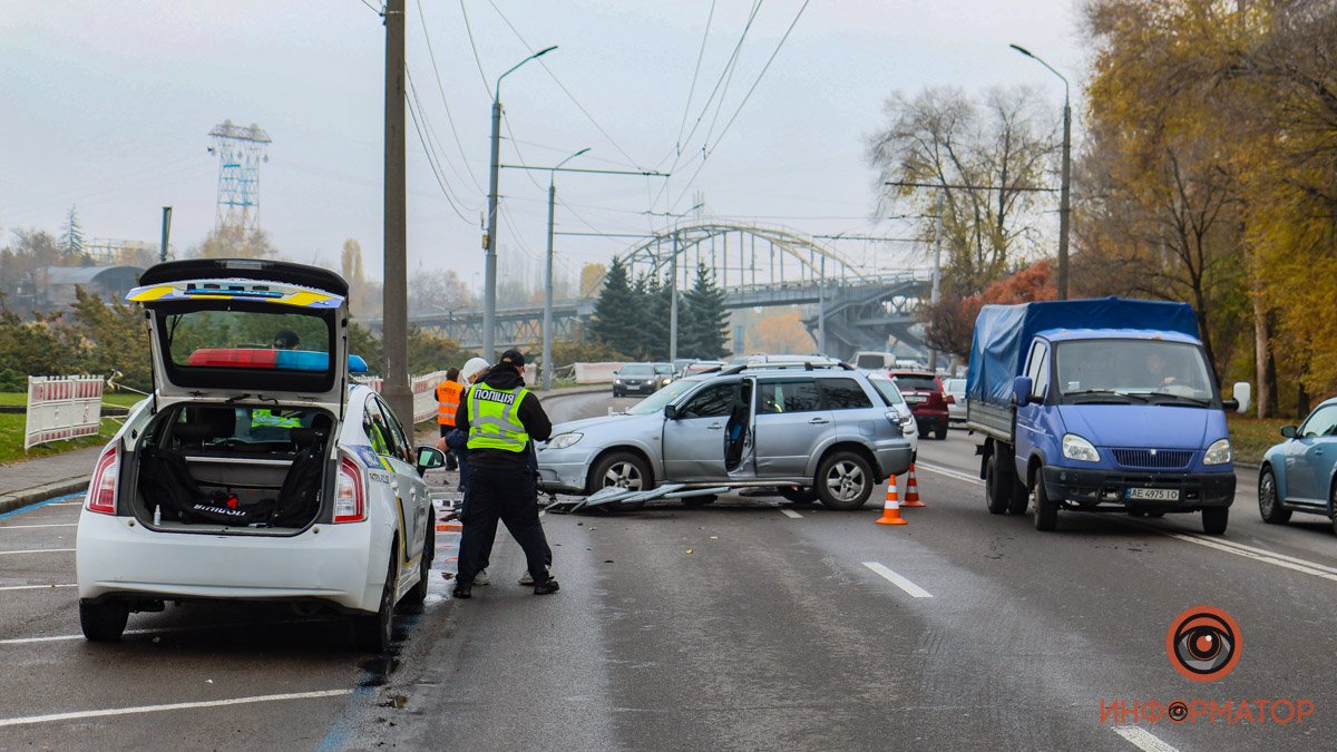 В Днепре на Сичеславской набережной Mitsubishi снес дорожный знак и врезался в Renault