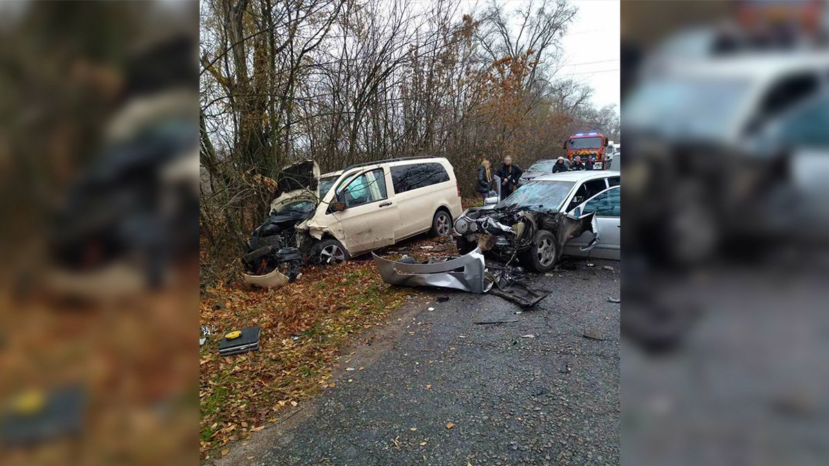 На трассе в Днепропетровской области столкнулись два Mercedes: погиб мужчина, среди пострадавших - ребенок