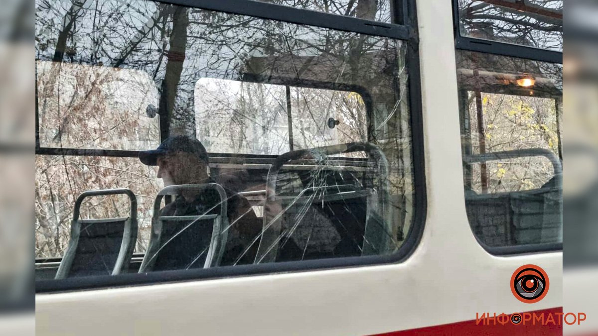В Днепре пьяный мужчина разбил окно в трамвае №9