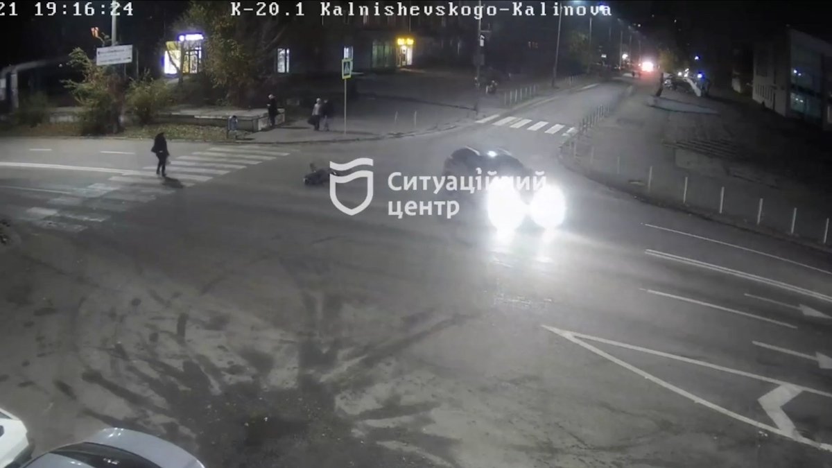 В Днепре на проспекте Петра Калнышевского автомобиль сбил велосипедиста и скрылся: видео момента