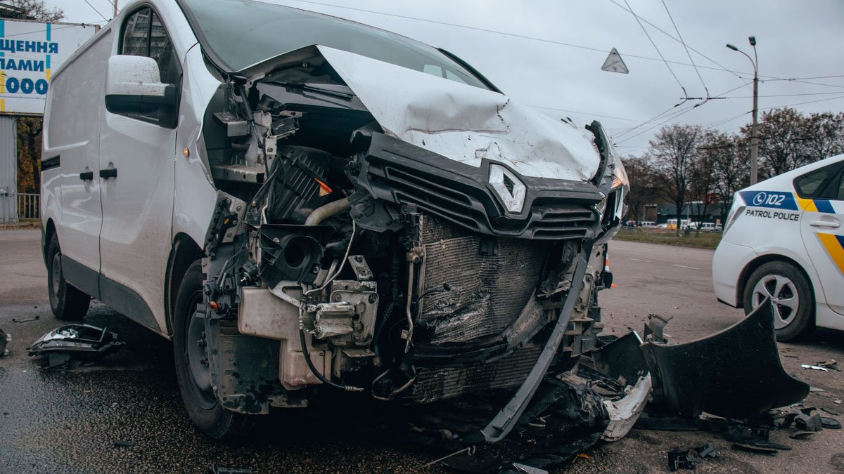 В Днепре на Запорожском шоссе столкнулись Renault и Fiat: видео момента