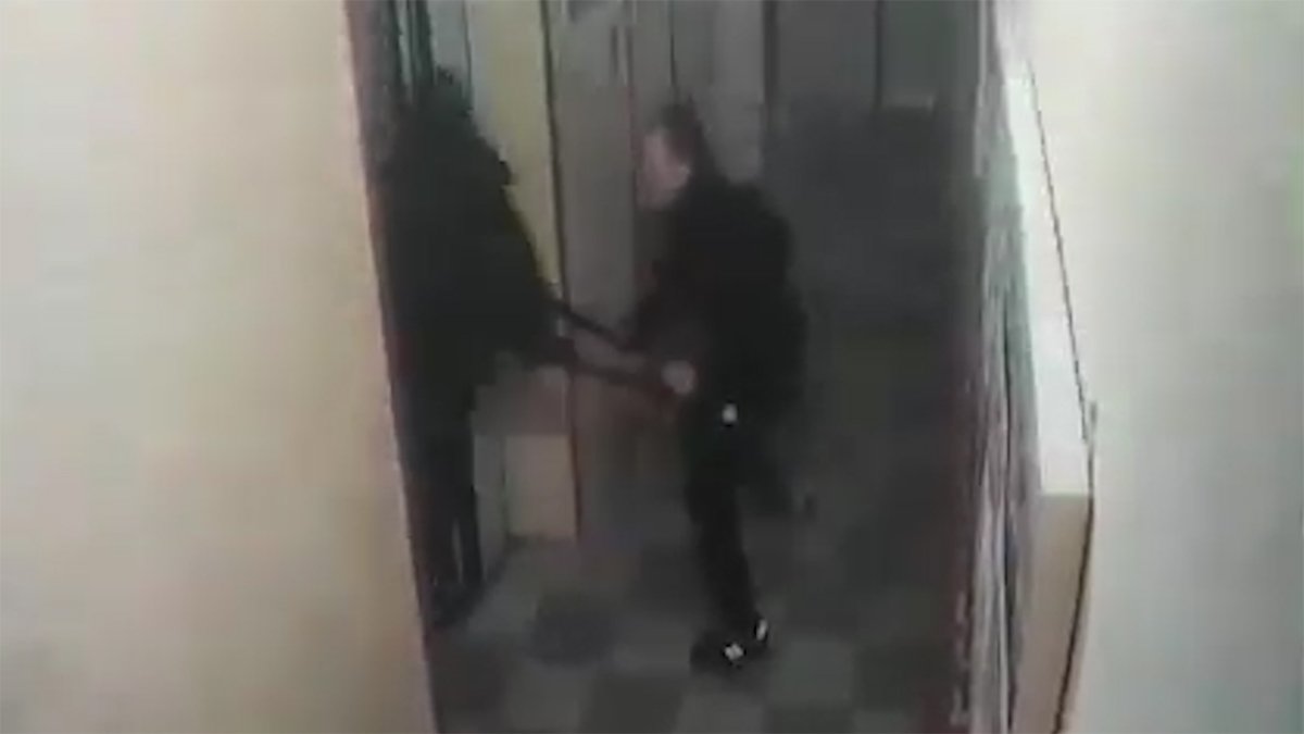 В Днепре на Кедрина мужчину ударили по голове и ограбили в подъезде: видео момента