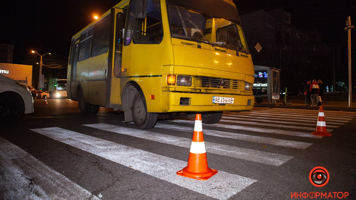 В Днепре возле "Мост-сити" на пешеходном переходе автобус сбил семью с ребенком: девочку забрала скорая