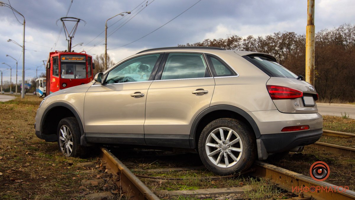 В Днепре на Кайдакском мосту Audi вылетел на рельсы: трамваи стоят