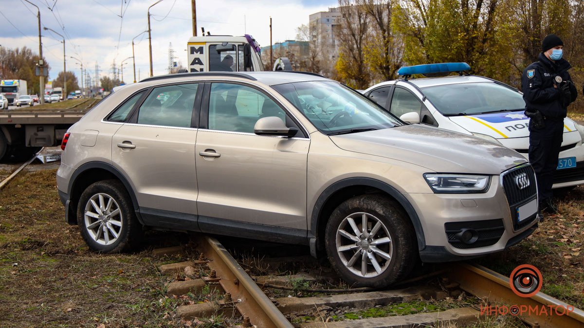 В Днепре на Кайдакском мосту Audi вылетел на трамвайные пути: видео момента