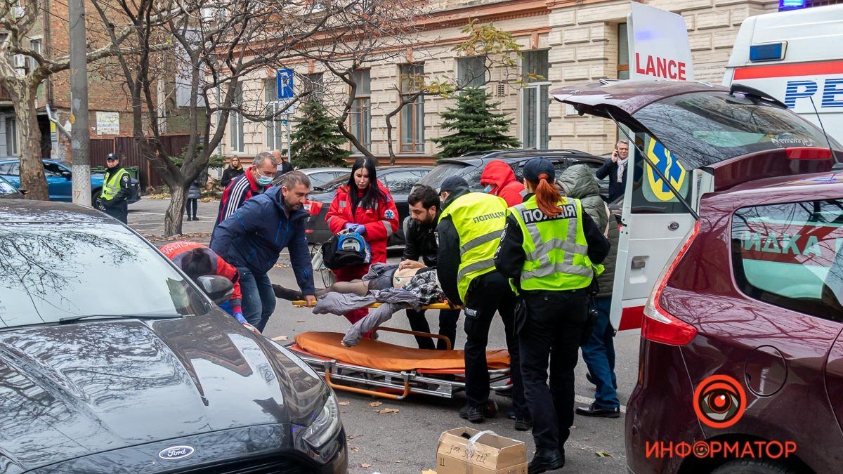 В Днепре на улице Владимира Мономаха Renault сбил женщину: пострадавшую откачивали медики