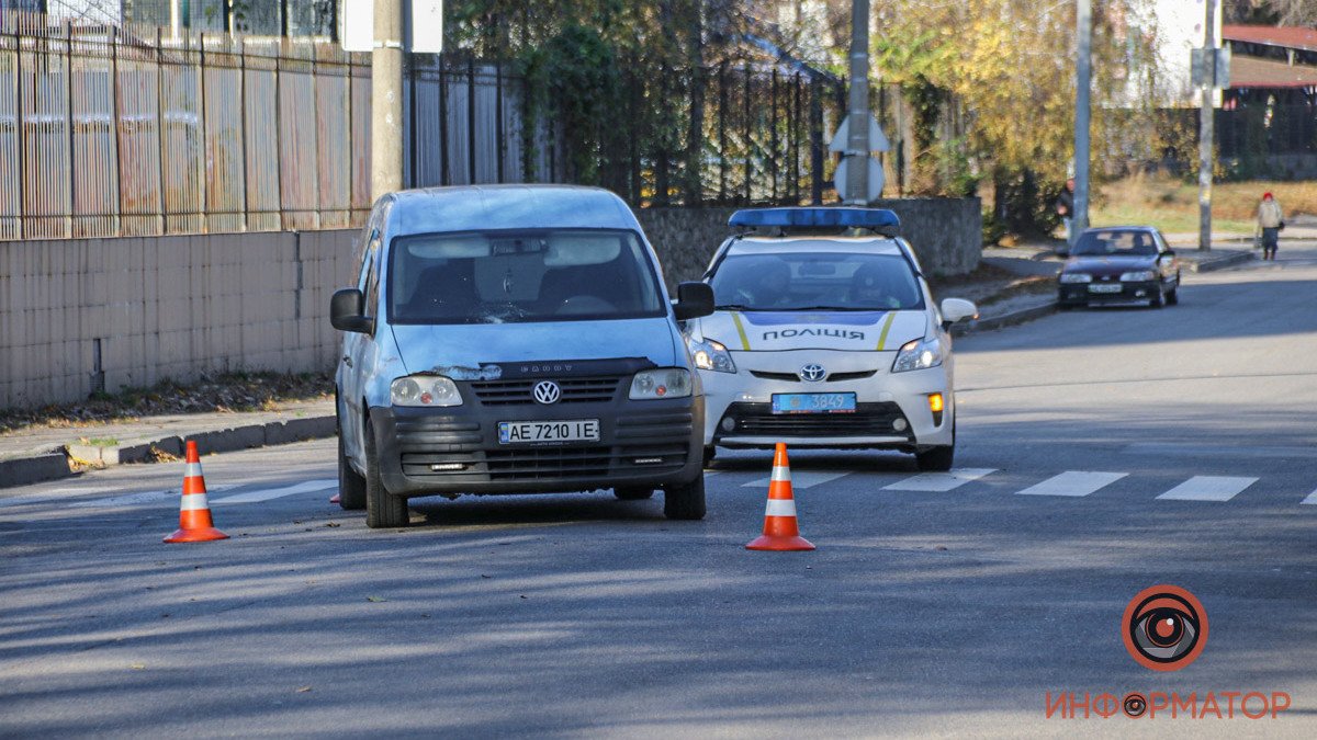 В Днепре на Макарова Volkswagen сбил женщину на переходе: пострадавшую забрала скорая