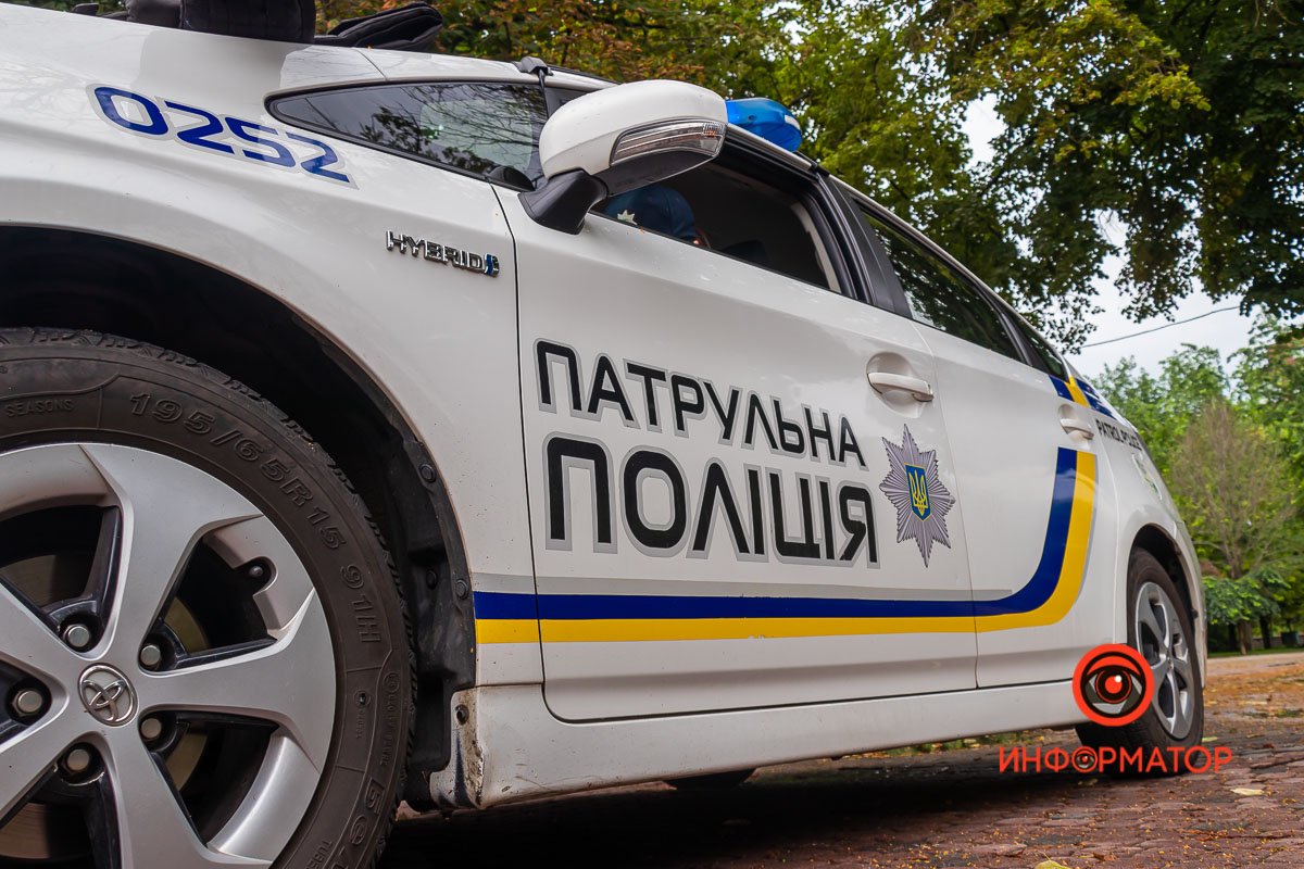 В Днепре мужчина ударил молотком автомобиль Toyota Prius патрульной полиции