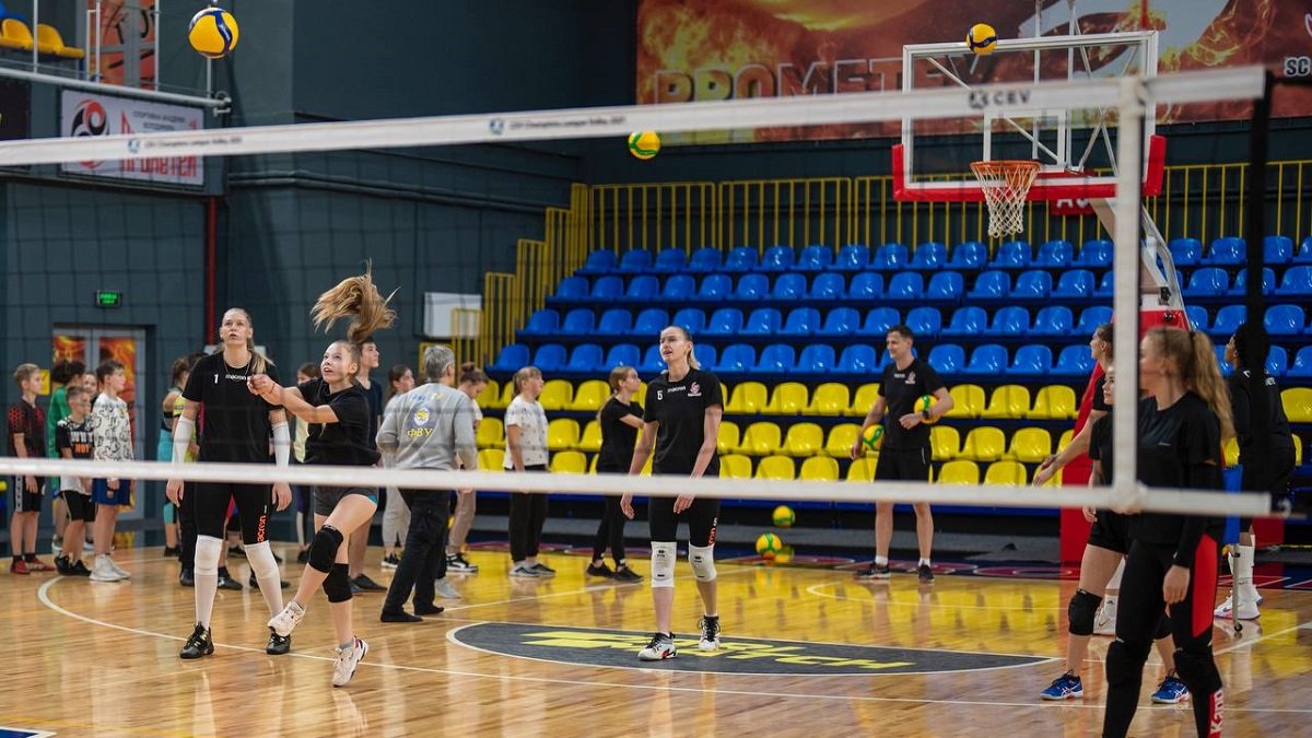 СК "Прометей" провел волейбольный мастер-класс для детей Слобожанского