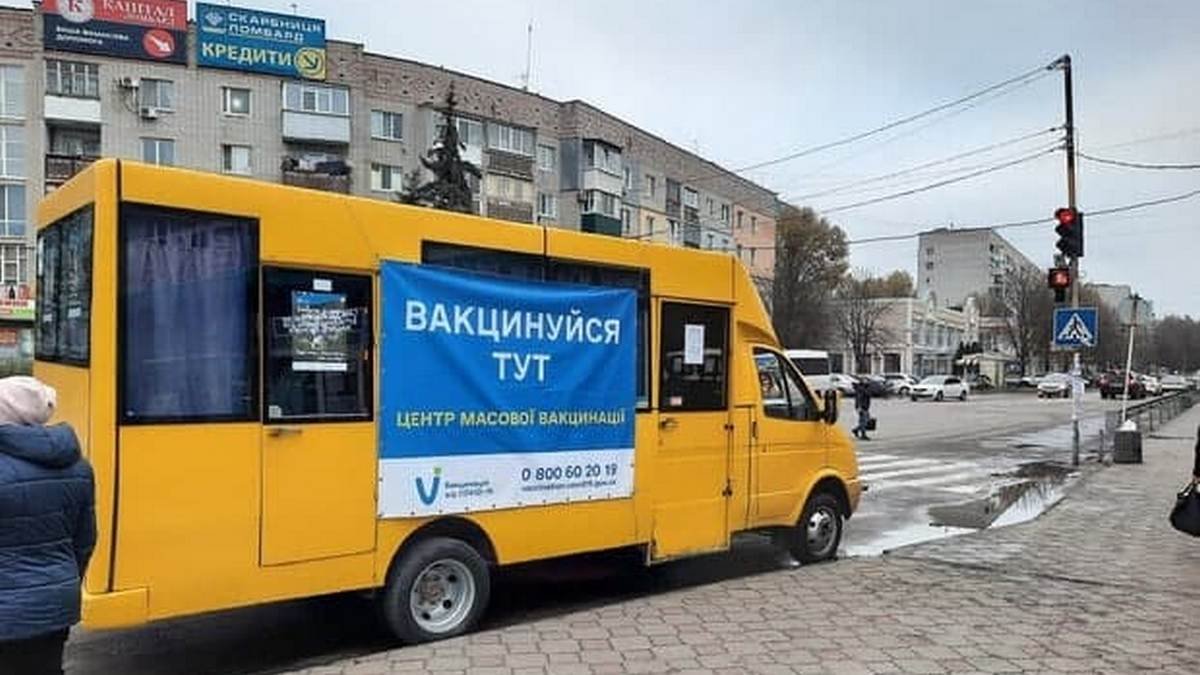 В Новомосковске вакцинируют людей в «маршрутке»