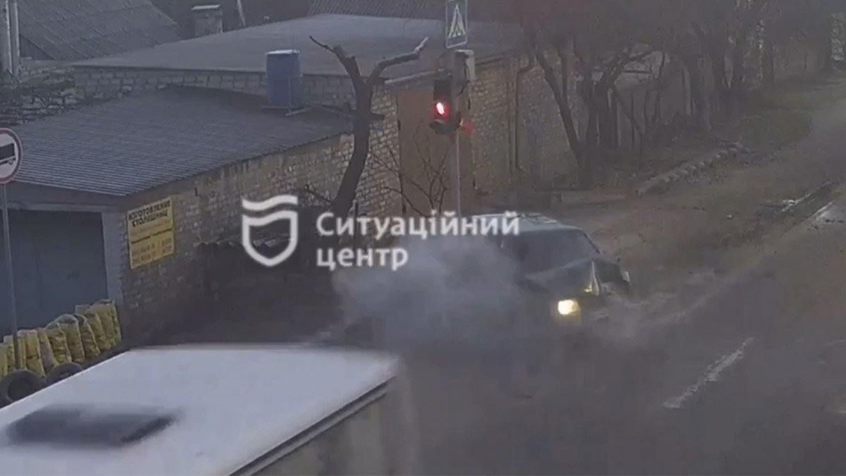 В Днепре на Байкальской ВАЗ влетел в светофор: видео момента