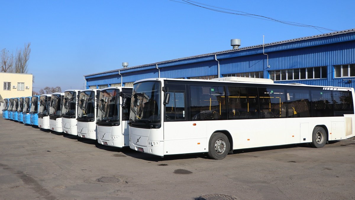 Климат-контроль и 40 мест для сидения: в Днепр привезли 14 автобусов большой вместимости