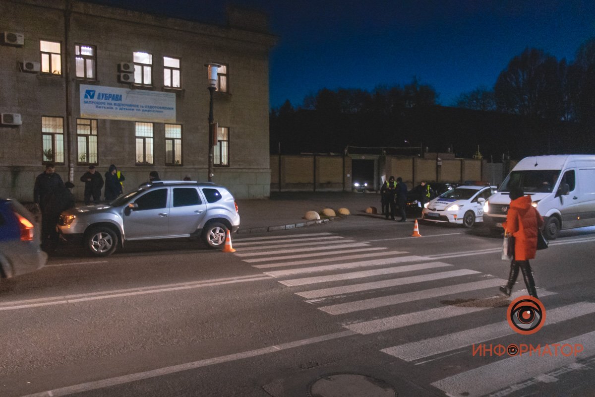 В Днепре возле проходной завода "Южмаш" Renault наехал на пешехода: мужчину госпитализировали