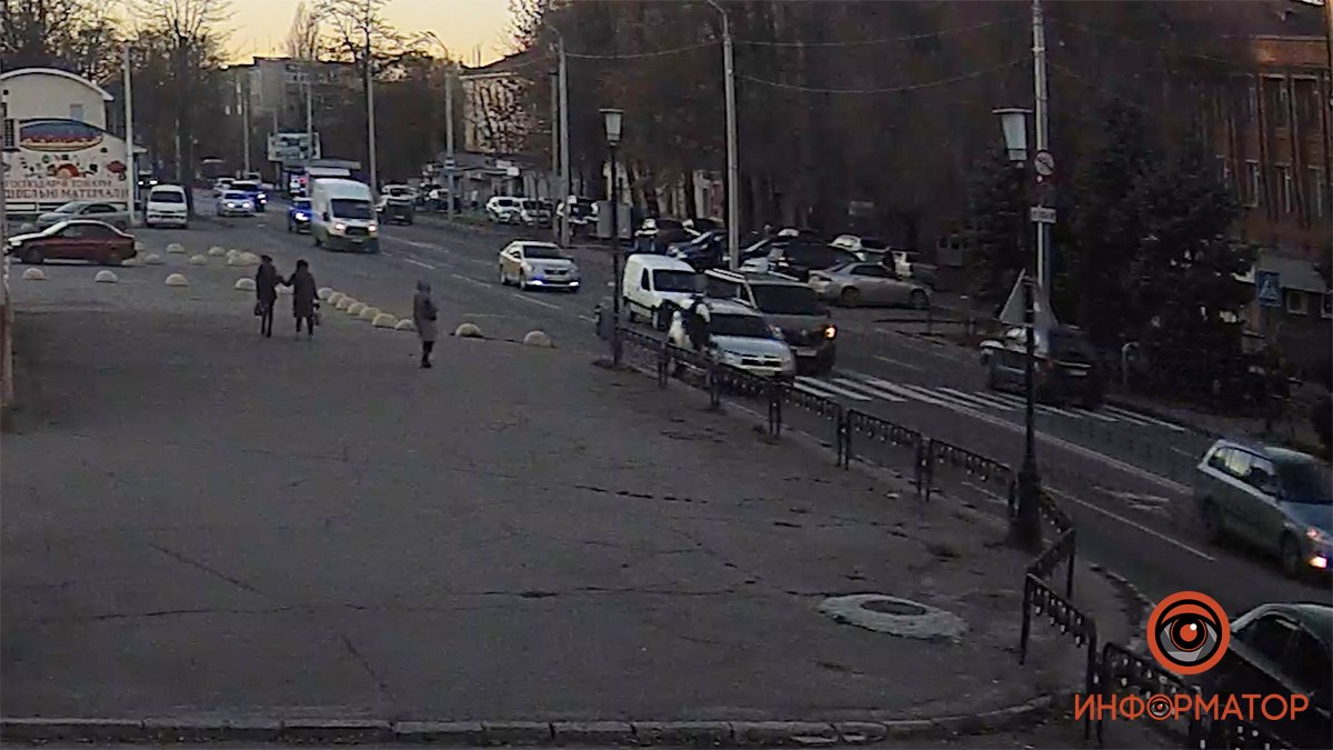 В Днепре на Криворожской Renault сбил мужчину на переходе: видео момента ДТП