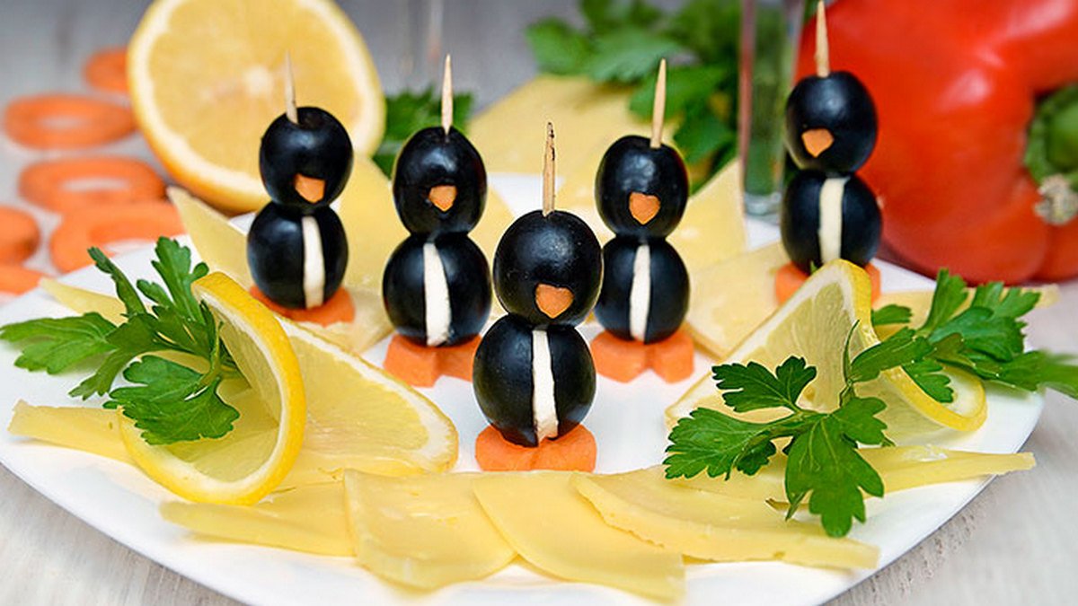 Простые и полезные рецепты: как приготовить пингвинов из маслин и сливочного сыра