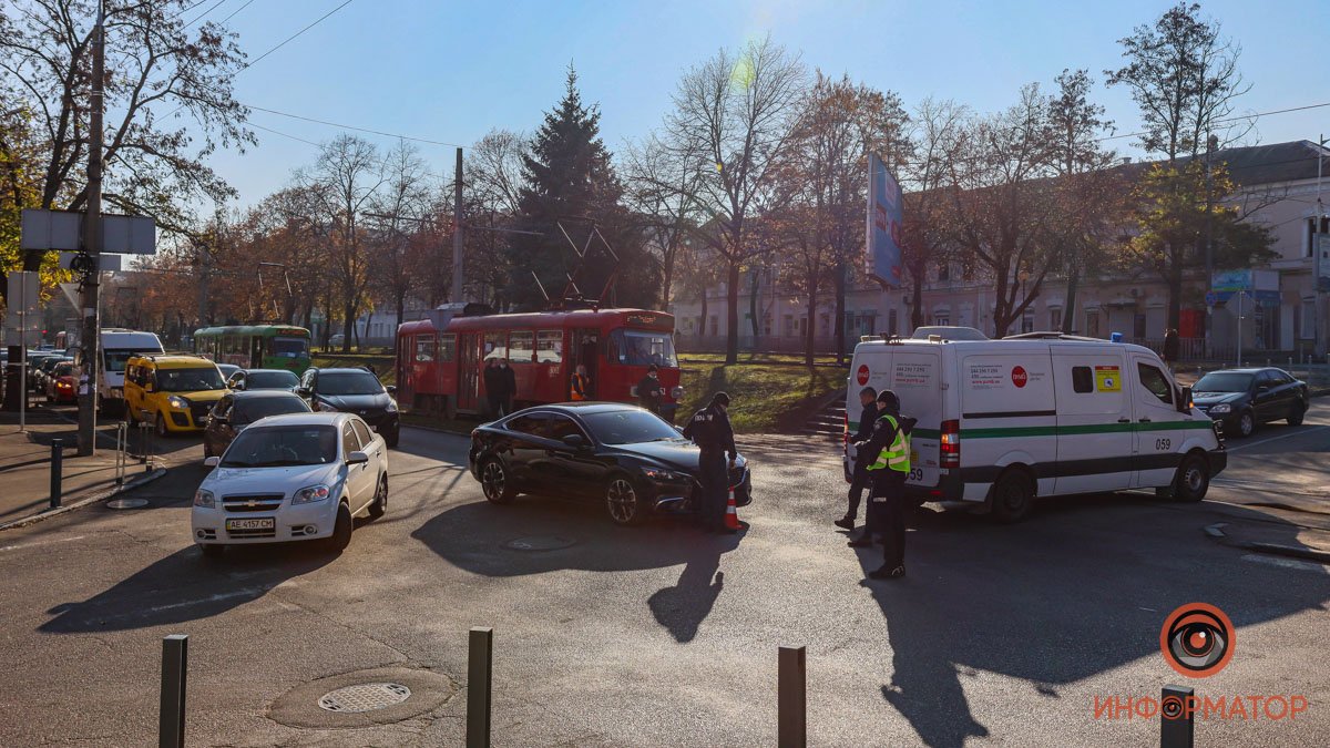 Трамваи стоят: в Днепре на Святослава Храброго столкнулись инкассаторская машина и Mazda
