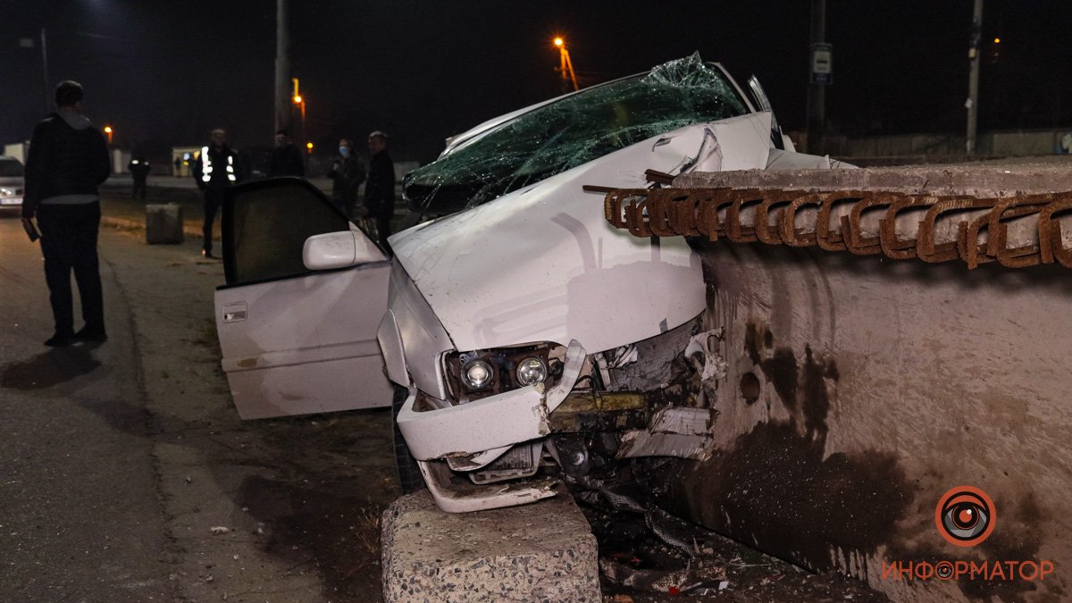 В Днепре на Кайдакском шляхе Opel врезался в бетонную конструкцию: пострадали четверо человек