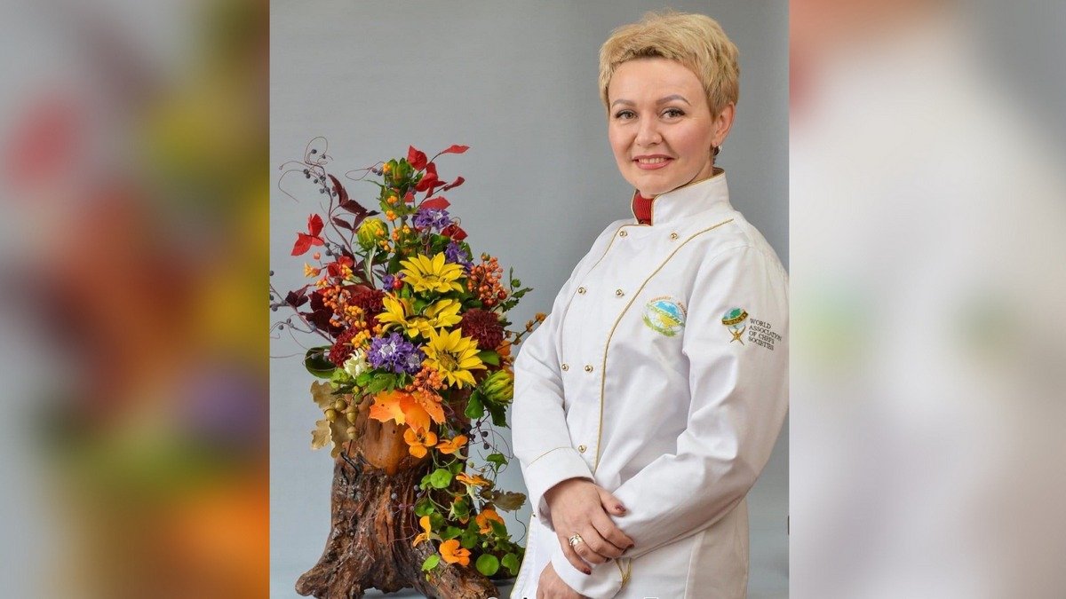 Женщина из Днепра испекла сладкий пенек с цветами и победила в международном конкурсе кондитеров