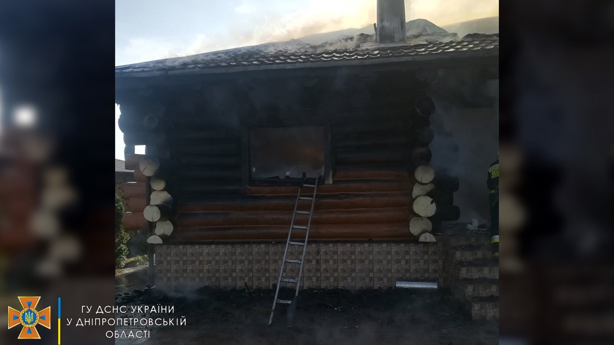 В Днепропетровской области горела баня: видео момента