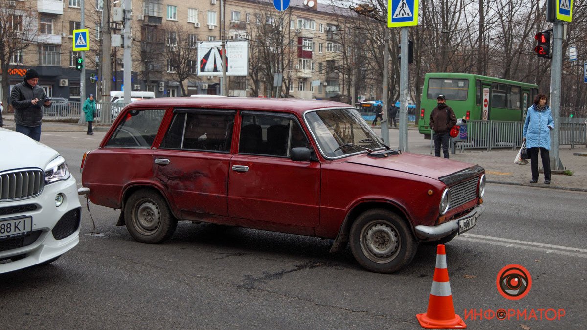 В Днепре на Титова ВАЗ на переходе сбил 18-летнюю девушку: ее забрала скорая