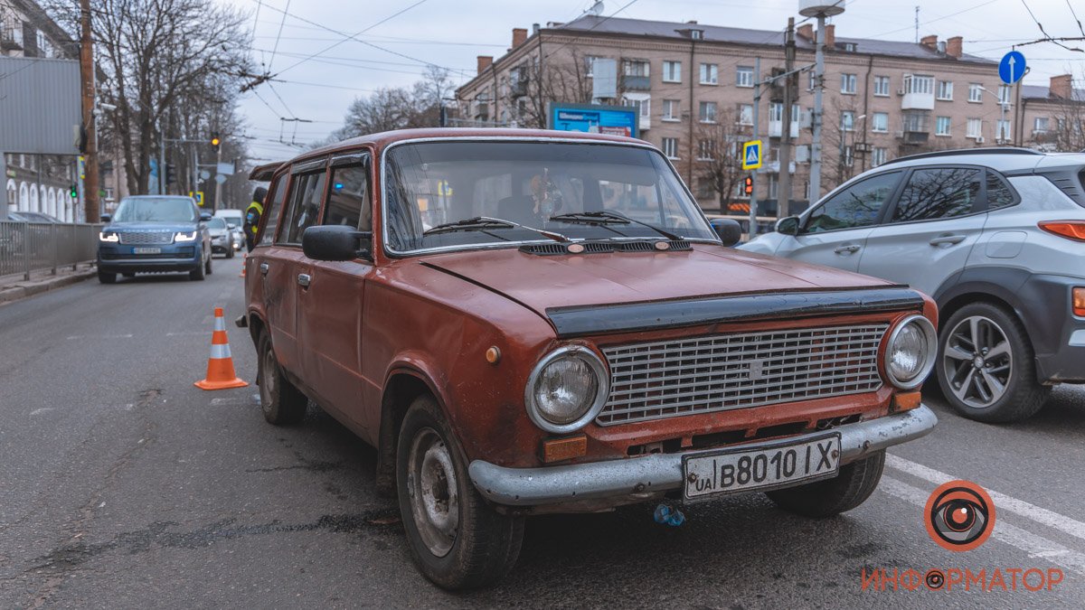 В Днепре на Титова ВАЗ на переходе сбил 18-летнюю девушку: видео момента