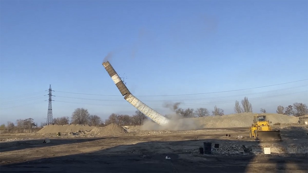 В Днепре на территории «метизного» завода взорвали трубу: видео момента