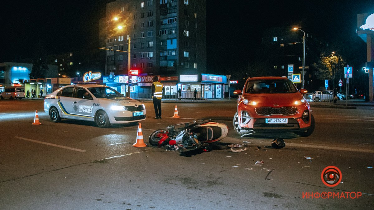 В Днепре на Слобожанском проспекте Kia сбил мопедиста: пострадавшего увезла скорая