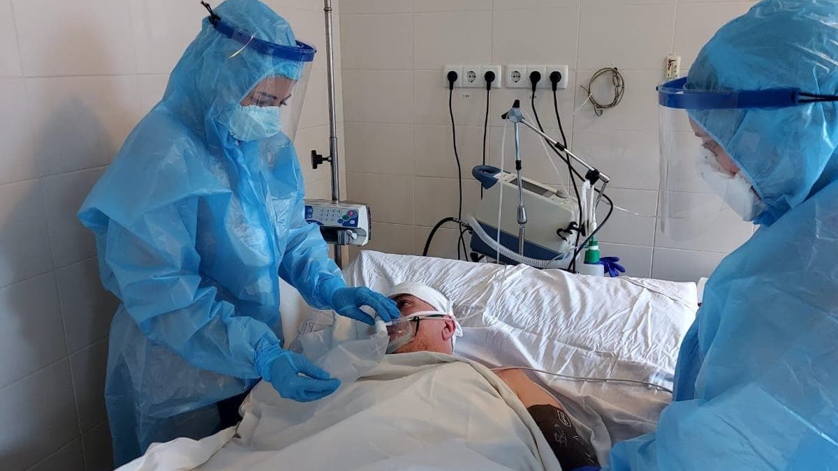 Десятки переломов, кома и месяц в реанимации: в больнице Мечникова спасают мужчину с коронавирусом, который попал в страшную аварию