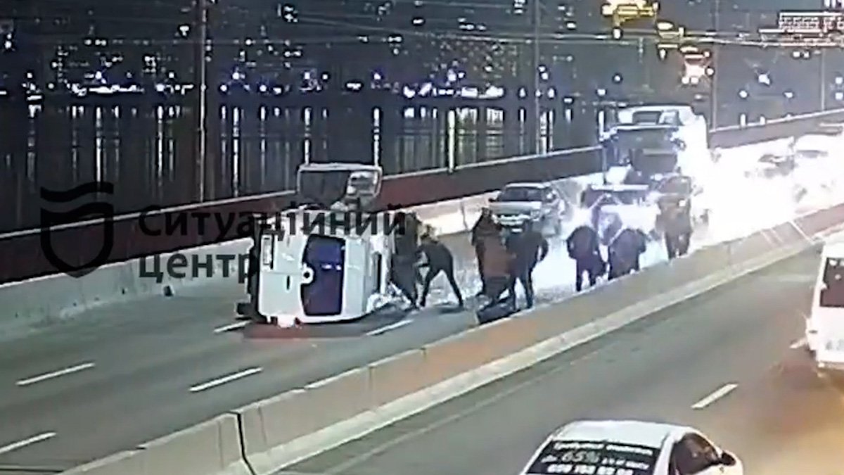В Днепре на Центральном мосту из перевернувшегося микроавтобуса пассажиры выбирались через люки: видео момента