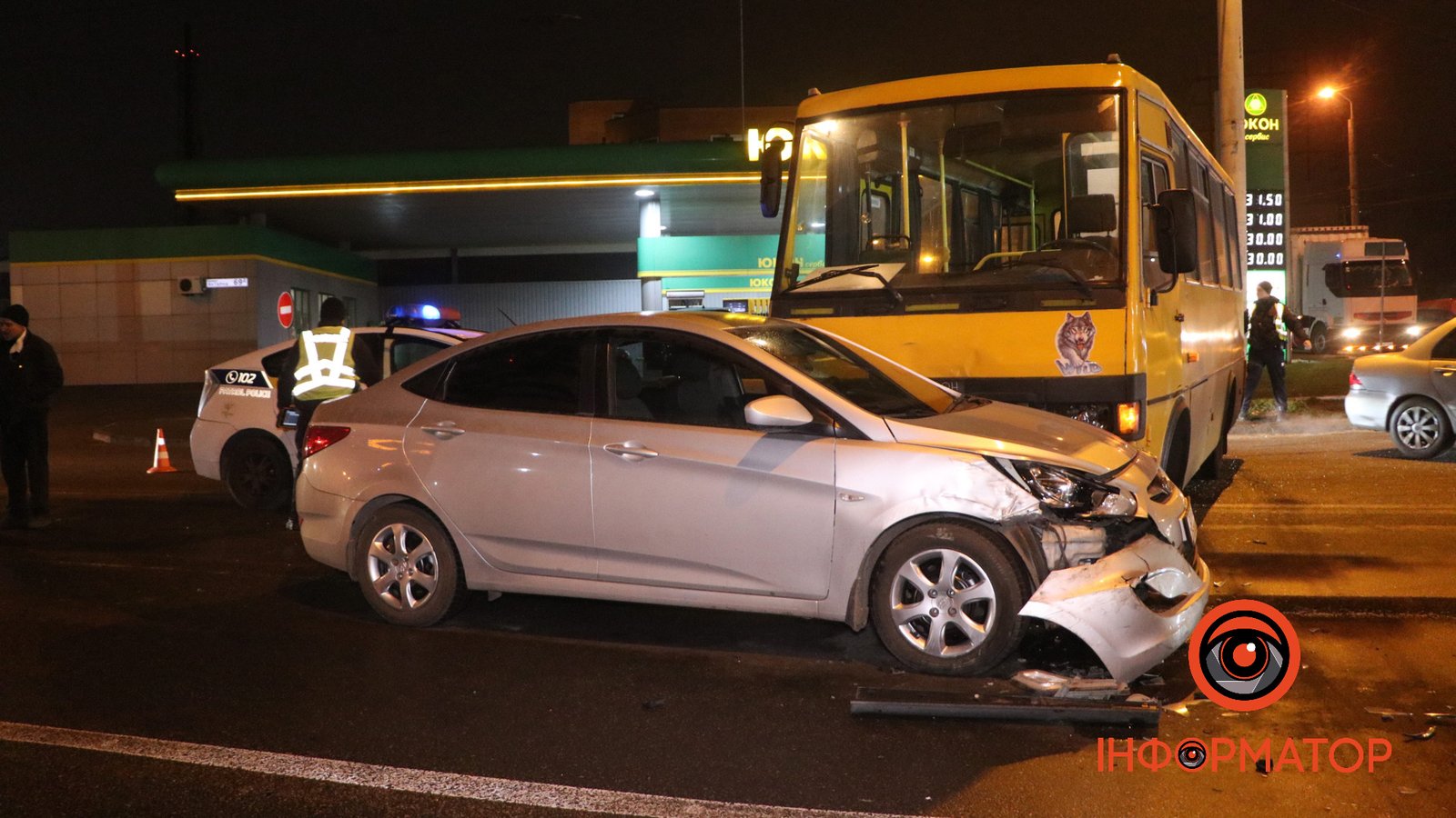 В Днепре на Калиновой  автобус столкнулся с Hyundai и Mitsubishi: пассажирку «Эталона» забрала скорая