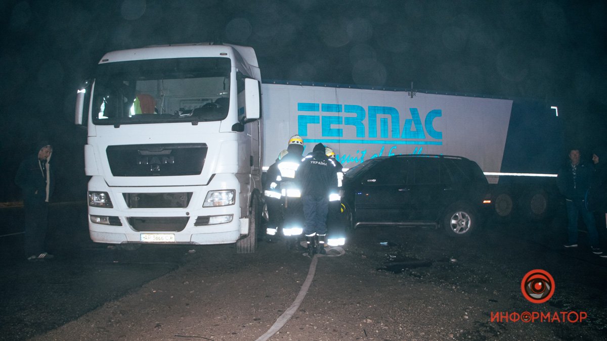 На трассе Днепр-Каменское Mercedes врезался в грузовик МАN: пострадала женщина