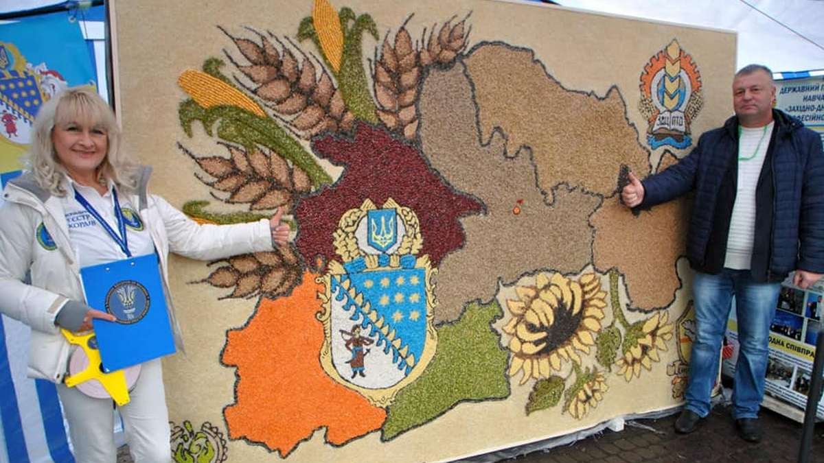 В Днепре создали самую большую в Украине карту из 65 килограммов зерна
