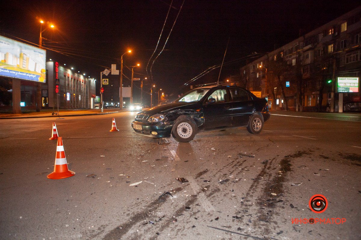 В Днепре на Титова BMW врезался в Daewoo: пострадал мужчина