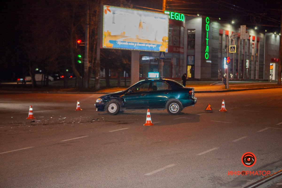 В Днепре на перекрестке Титова и Богдана Хмельницкого столкнулись BMW и Daewoo: видео момента