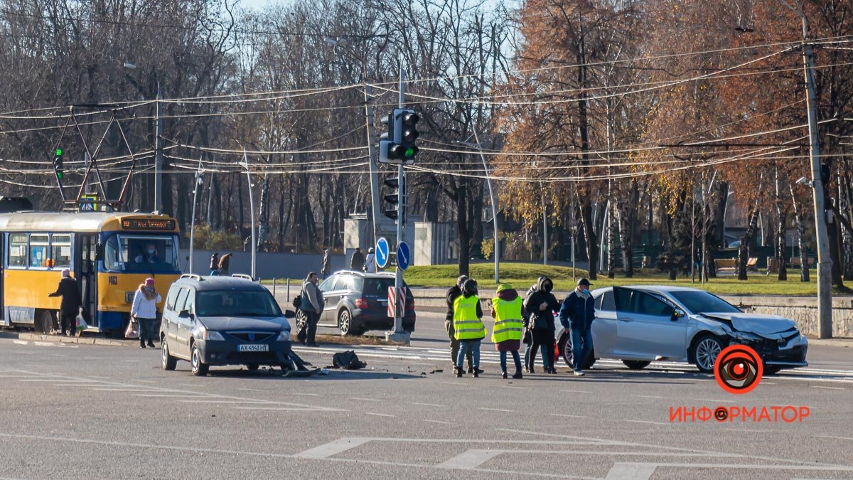 В Днепре на проспекте Богдана Хмельницкого столкнулись Toyota и Dacia: видео момента