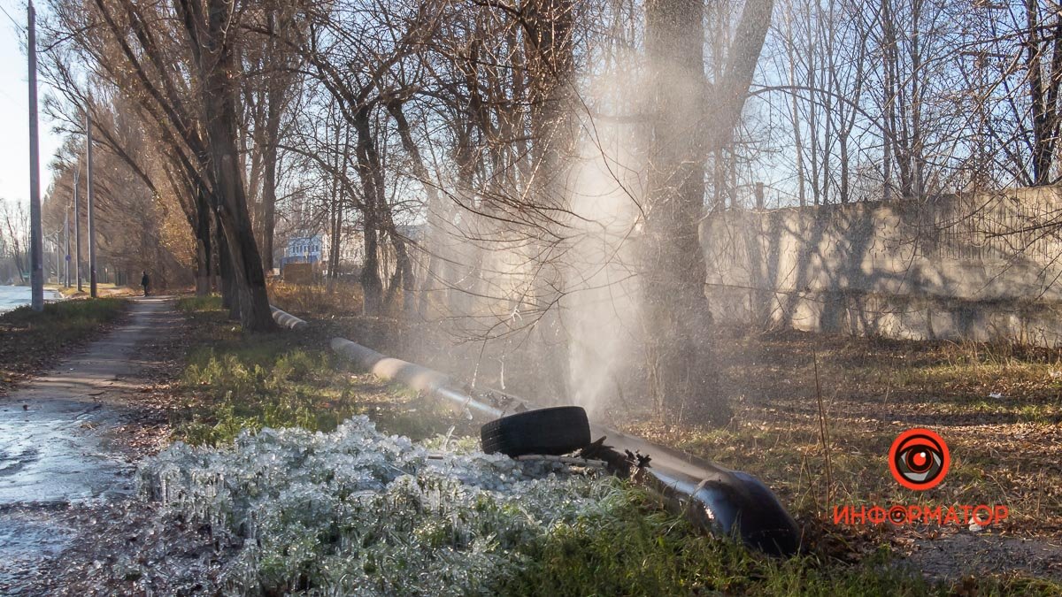 В Днепре прорвало трубу: поток воды заливает проспект Богдана Хмельницкого