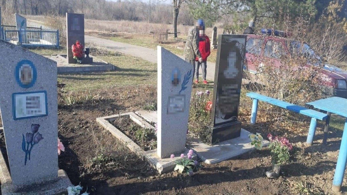 В Днепропетровской области мужчина воровал оградки с могил