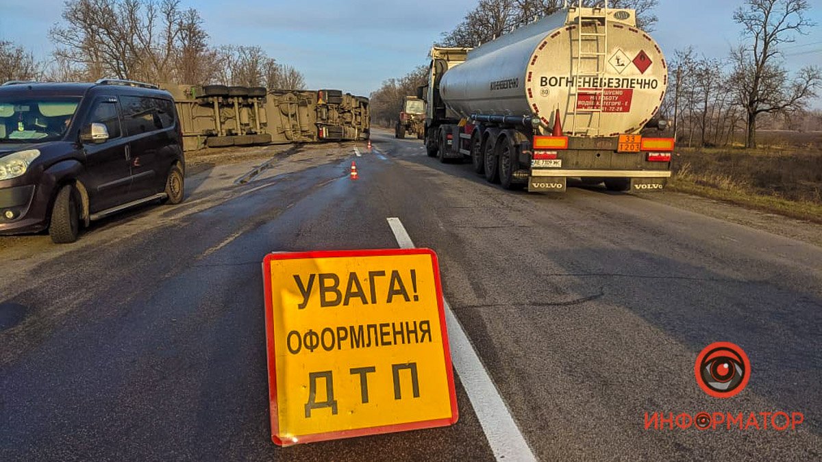 В Днепропетровской области на трассе перевернулась фура: проезд затруднен