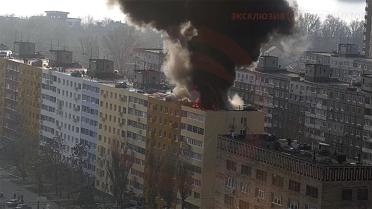 В Днепре на Слобожанском проспекте полыхала крыша дома: видео момента