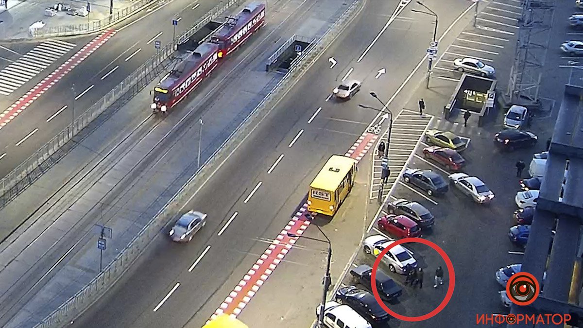 В Днепре на автовокзале три человека затолкали мужчину в ВАЗ: видео момента