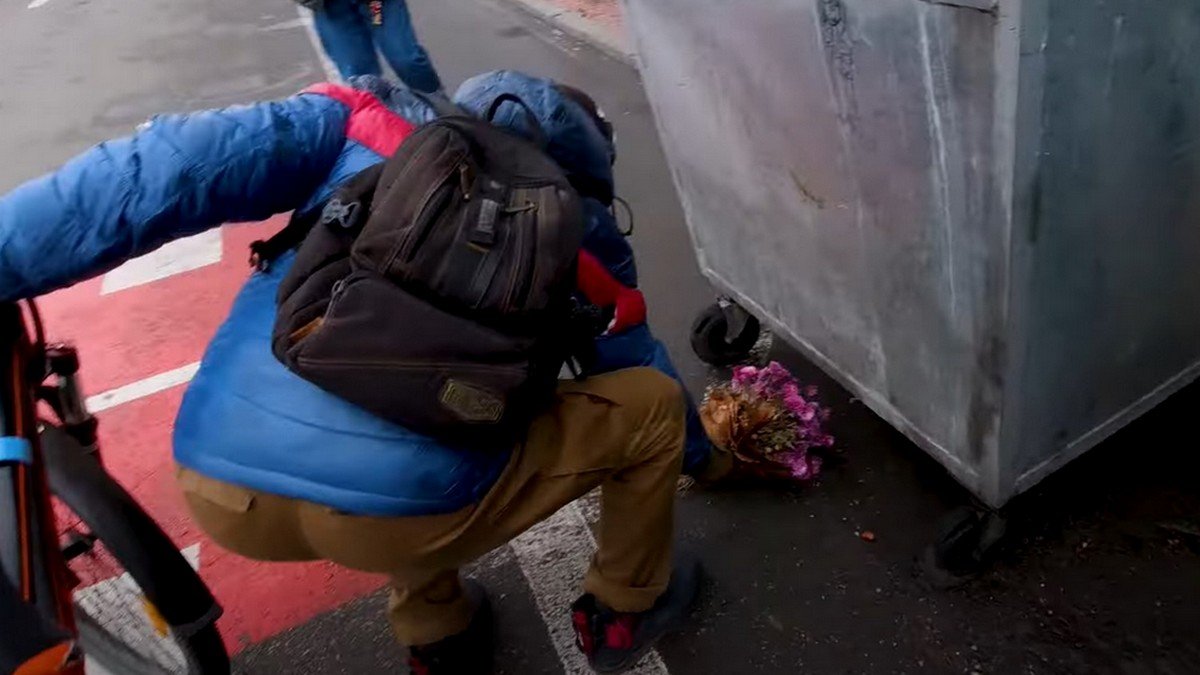 В Днепре велосипедисты возложили цветы к мусорным бакам