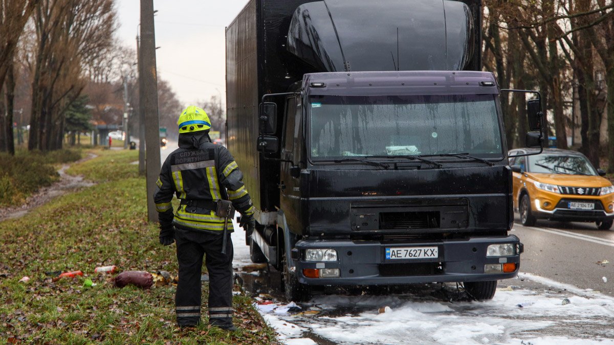 В Днепре на Криворожской на ходу загорелся грузовик