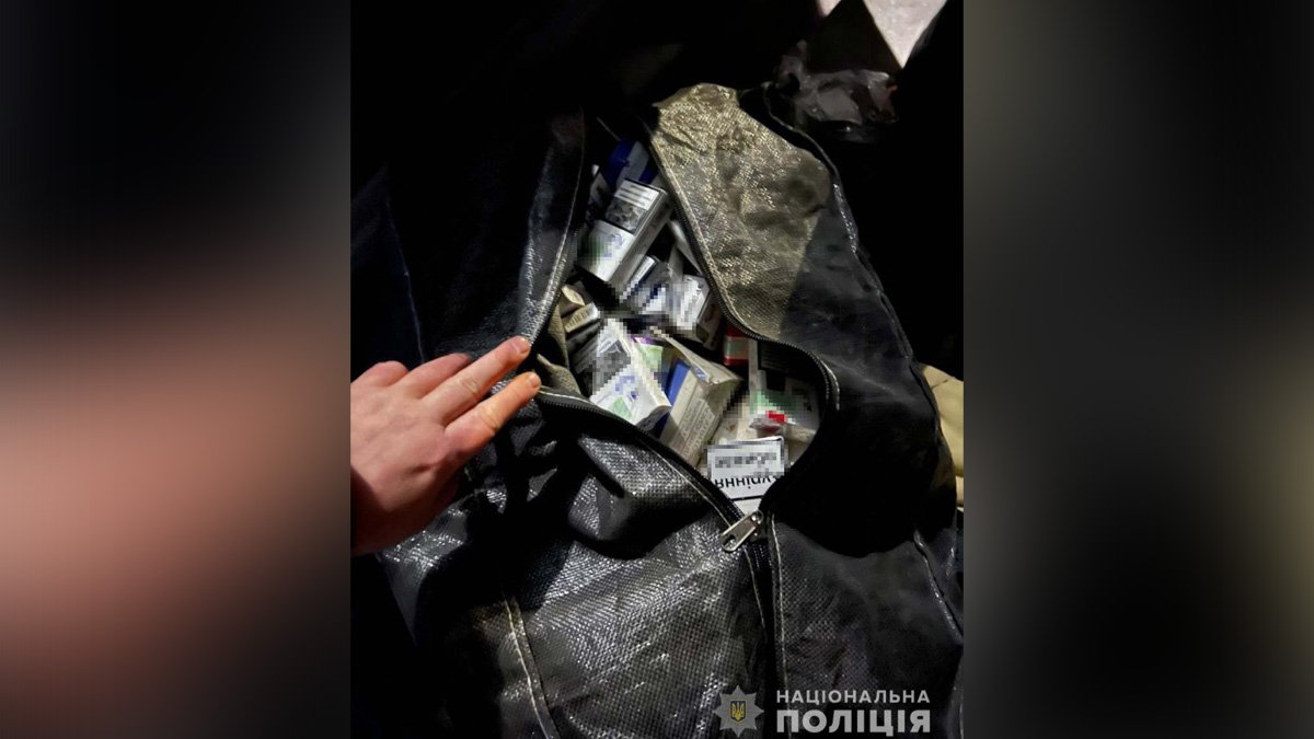 Вынесли 10 тысяч гривен и тысячу пачек сигарет: в Днепре трое мужчин ограбили магазин