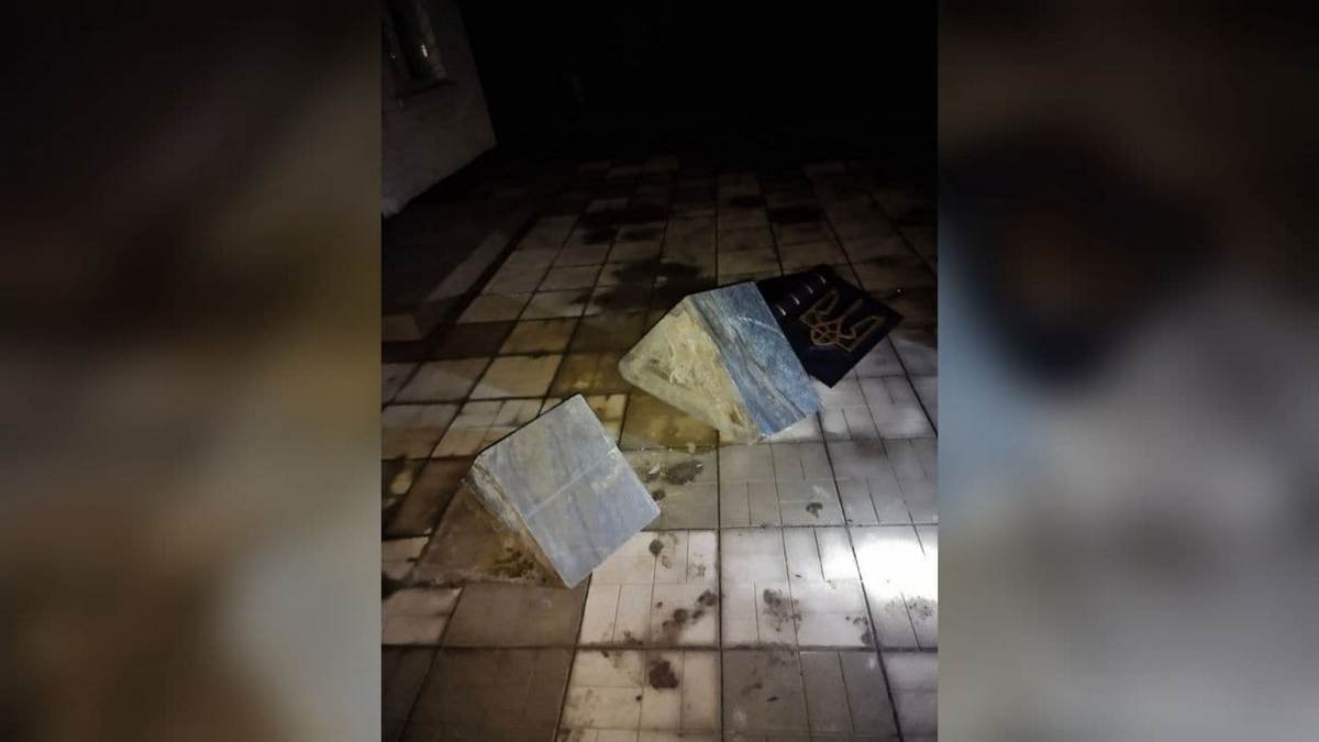 В Подгородном вандалы опрокинули памятник и разбили окно в здании горсовета