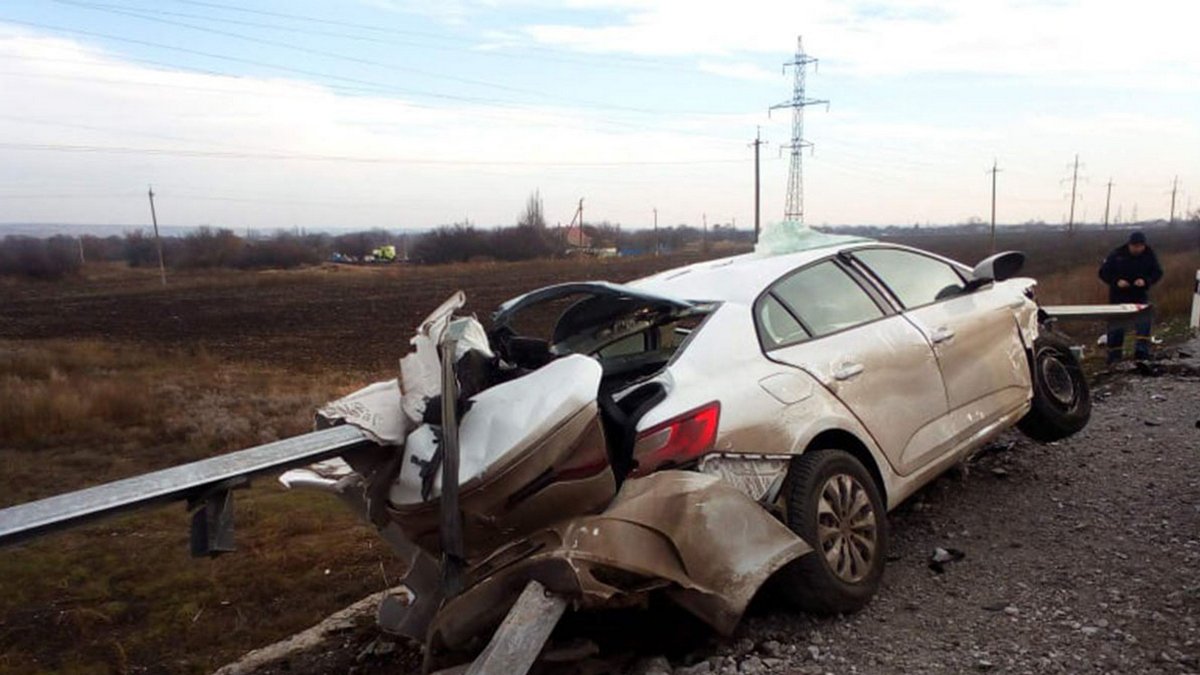 В Днепропетровской области Renault столкнулся со «Славутой» и «нанизался» на отбойник: погиб мужчина