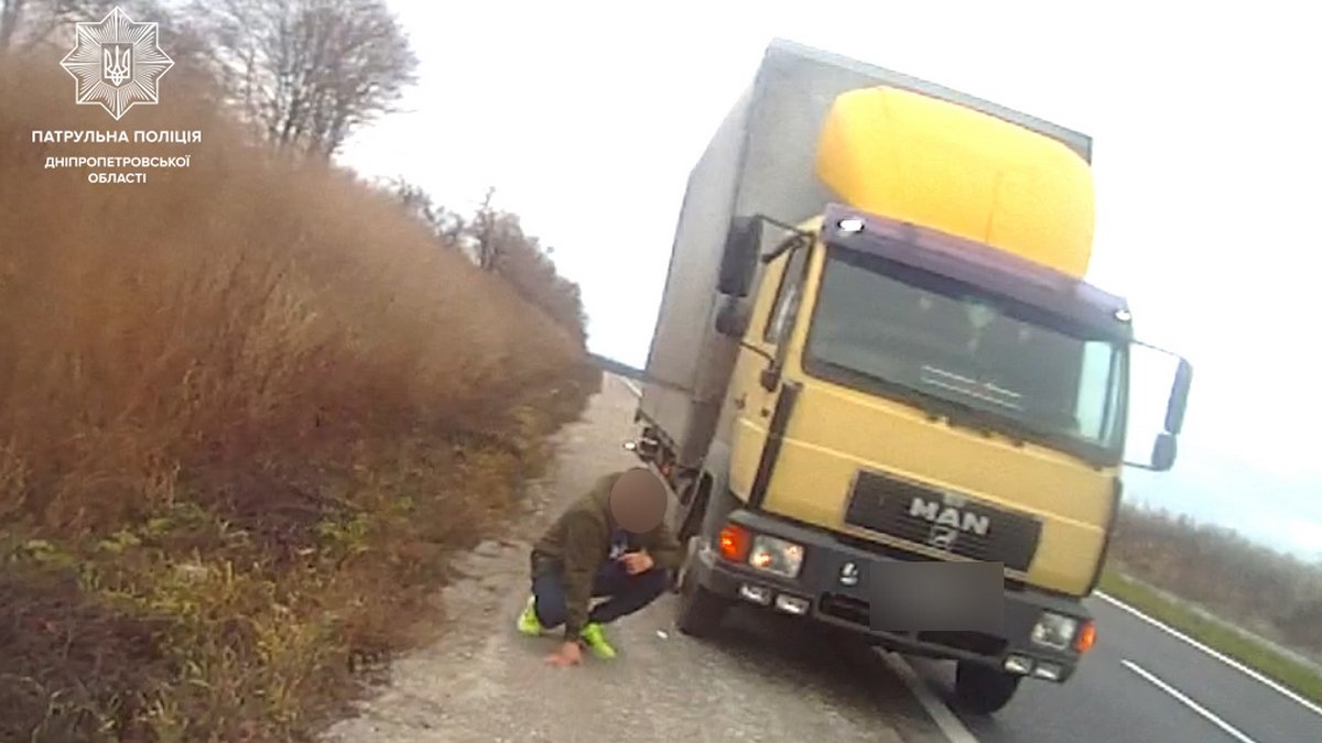 Не мог стоять и хватался за живот: в Днепропетровской области водителю фуры стало плохо за рулем