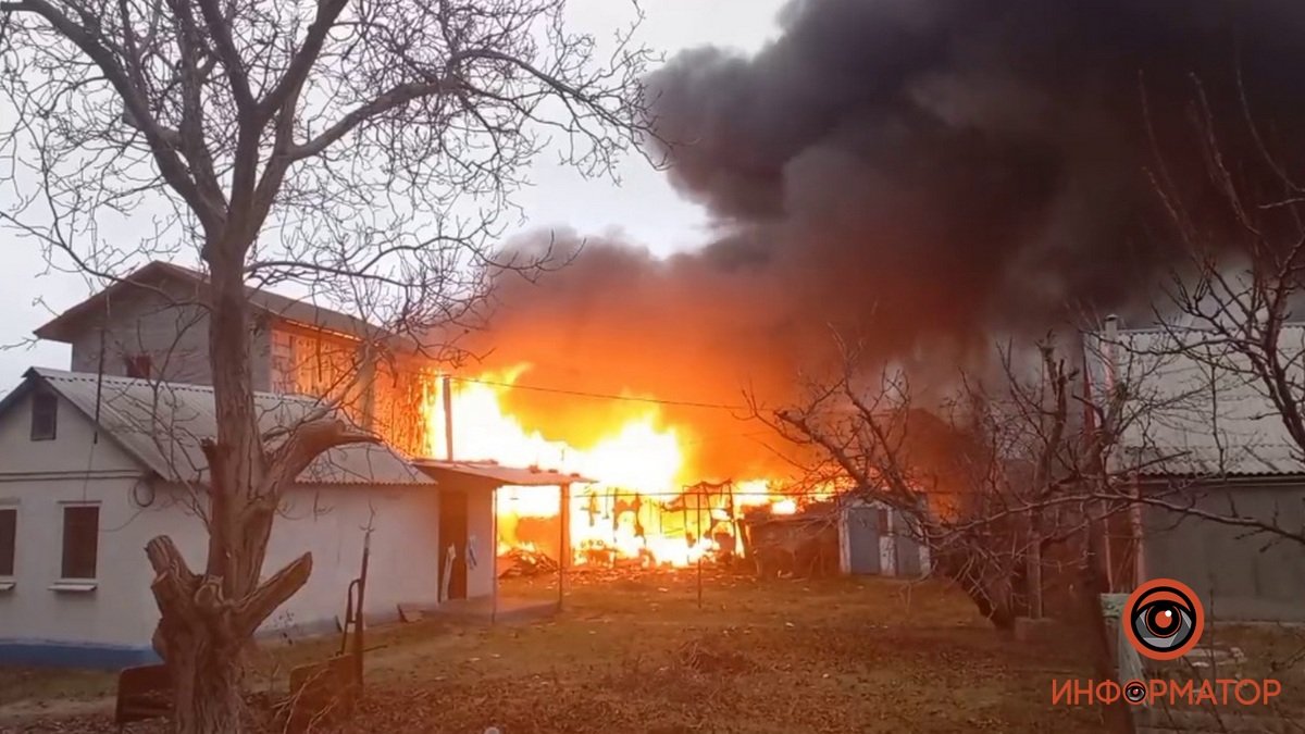 В Днепре в переулке Райниса горит здание